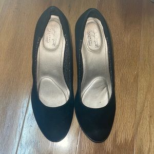 Jacklyn smith Size 5.5 round toe black heels with memory foam